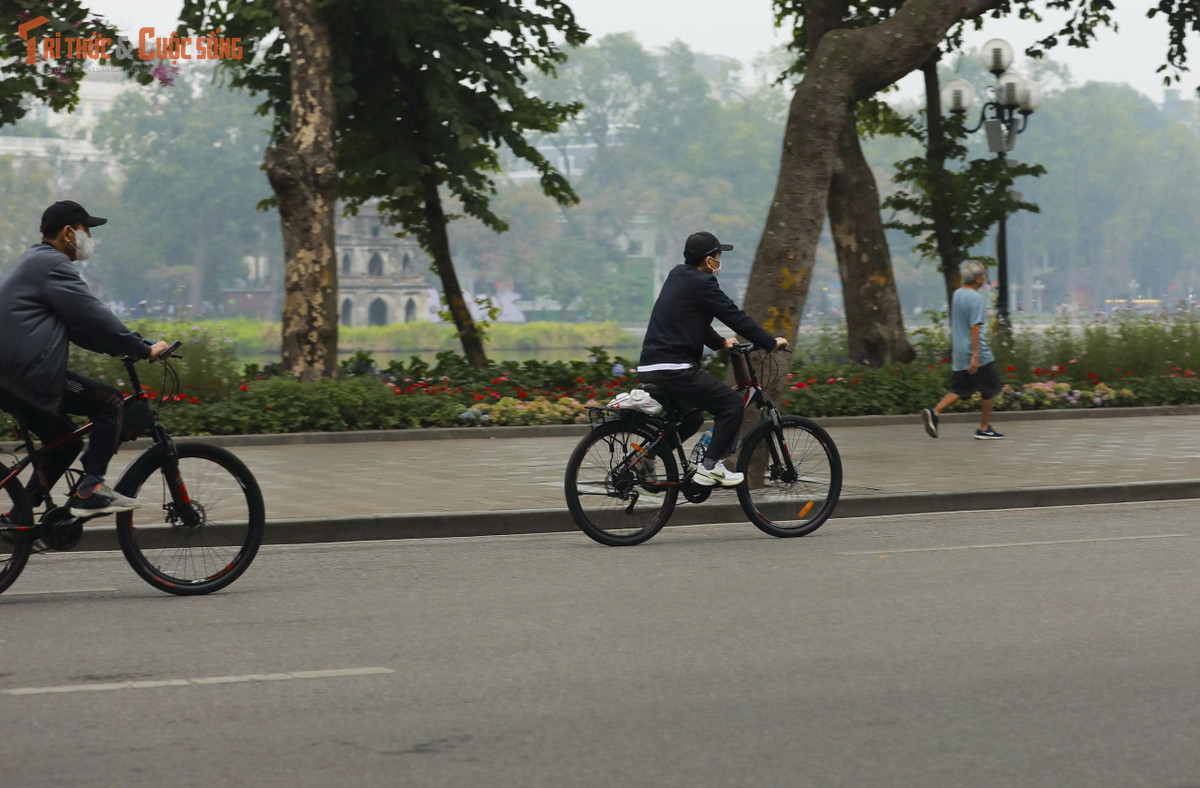 Ngay từ khi trời còn bảng lảng sương sớm, nhiều tuyến phố trung tâm đã rộn ràng bước chân người chạy bộ. Tại khu vực quanh Hồ Gươm, hình ảnh các nhóm bạn trẻ, gia đình hay người cao tuổi thong thả chạy bộ, đi bộ thể dục tạo nên bức tranh sinh động nhưng rất đỗi trật tự.