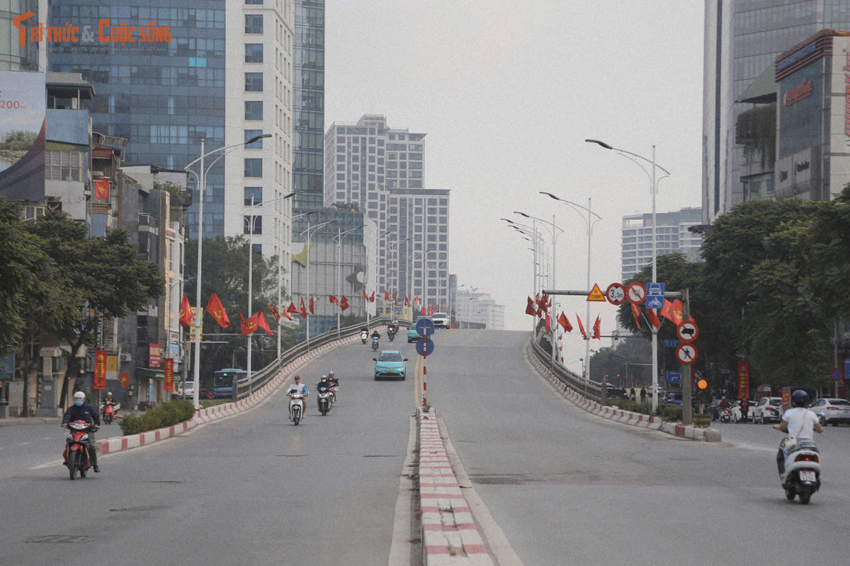 Sự vắng lặng của Hà Nội sáng mùng 1 Tết không mang cảm giác trống trải, mà gợi nên nét bình yên hiếm có. Đó là khoảng lặng cần thiết sau một năm bộn bề, để mỗi người có thời gian nhìn lại, nghỉ ngơi và khởi đầu chặng đường mới với tâm thế nhẹ nhõm hơn.