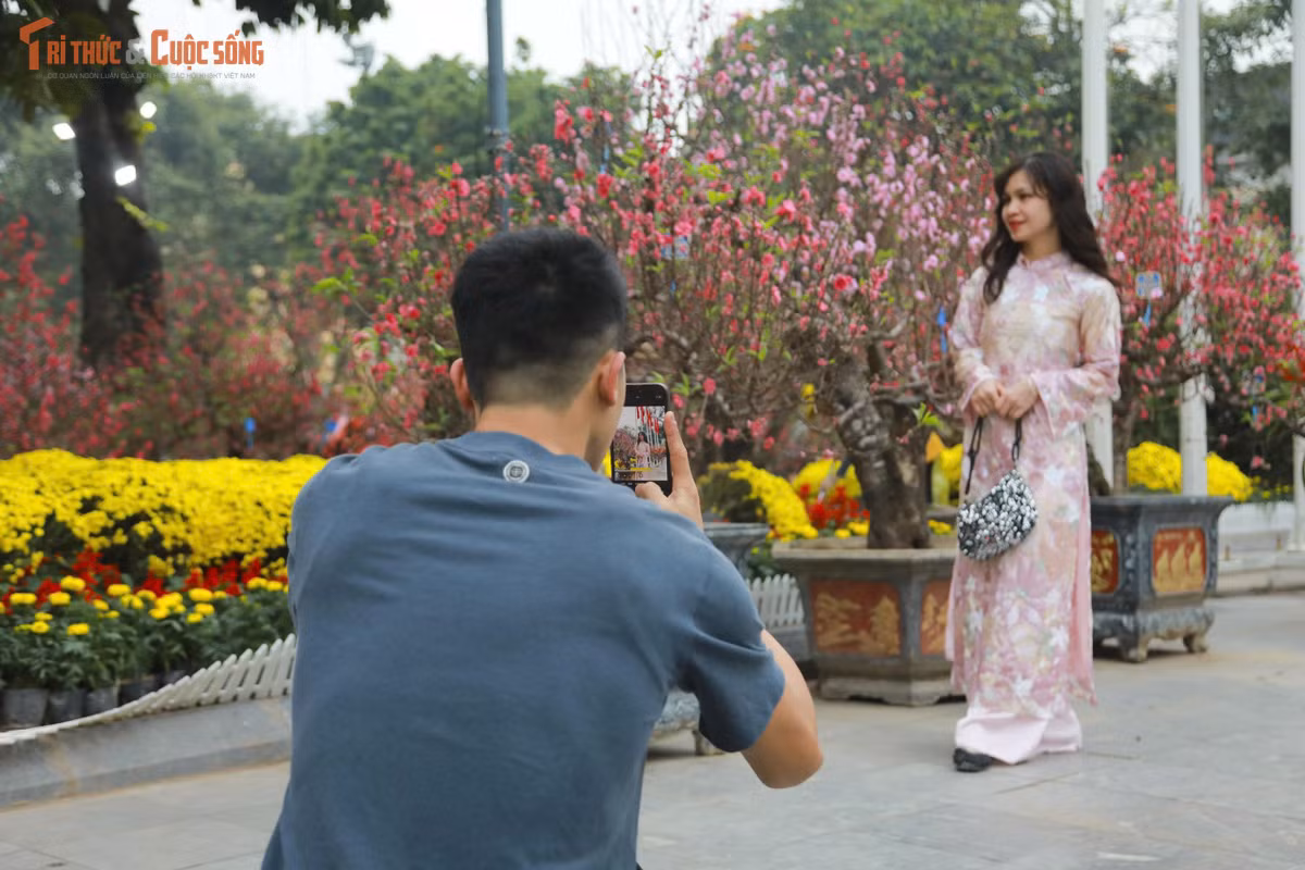 Sau giờ vận động, dòng người bắt đầu du xuân, dạo phố. Những con đường quen thuộc như Hàng Đào, Hàng Ngang, Hàng Mã trở nên thoáng đãng khác thường. Nhiều gia đình tranh thủ đưa con nhỏ đi dạo để cảm nhận trọn vẹn không khí Tết, khi phố cổ không còn đông đúc. Tiếng cười nói rộn ràng, xen lẫn mùi hương trầm thoang thoảng từ những ngôi nhà cổ, tạo nên một Hà Nội rất khác – chậm rãi và dịu dàng.