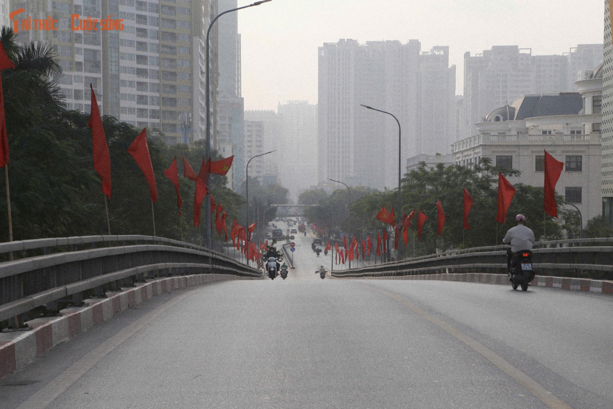 Giữa đô thị hiện đại luôn chuyển động không ngừng, khoảnh khắc Hà Nội chậm lại trong sáng mùng 1 Tết trở thành nét đẹp rất riêng, khó tìm thấy vào bất kỳ thời điểm nào khác trong năm.