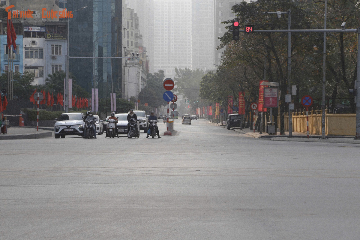 Lực lượng chức năng vẫn duy trì trực Tết tại các nút giao thông, song công việc nhẹ nhàng hơn hẳn so với ngày thường. Các tuyến đường gần như không xảy ra ùn tắc, giao thông thông suốt. Nhân viên môi trường tranh thủ hoàn thiện những công việc cuối cùng, giữ cho đường phố sạch đẹp trong ngày đầu năm mới.