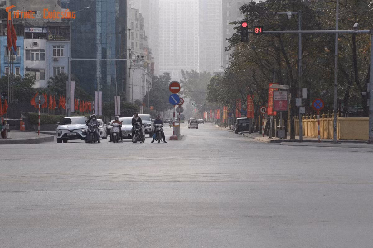 Lực lượng chức năng vẫn duy trì trực Tết tại các nút giao thông, song công việc nhẹ nhàng hơn hẳn so với ngày thường. Các tuyến đường gần như không xảy ra ùn tắc, giao thông thông suốt. Nhân viên môi trường tranh thủ hoàn thiện những công việc cuối cùng, giữ cho đường phố sạch đẹp trong ngày đầu năm mới.