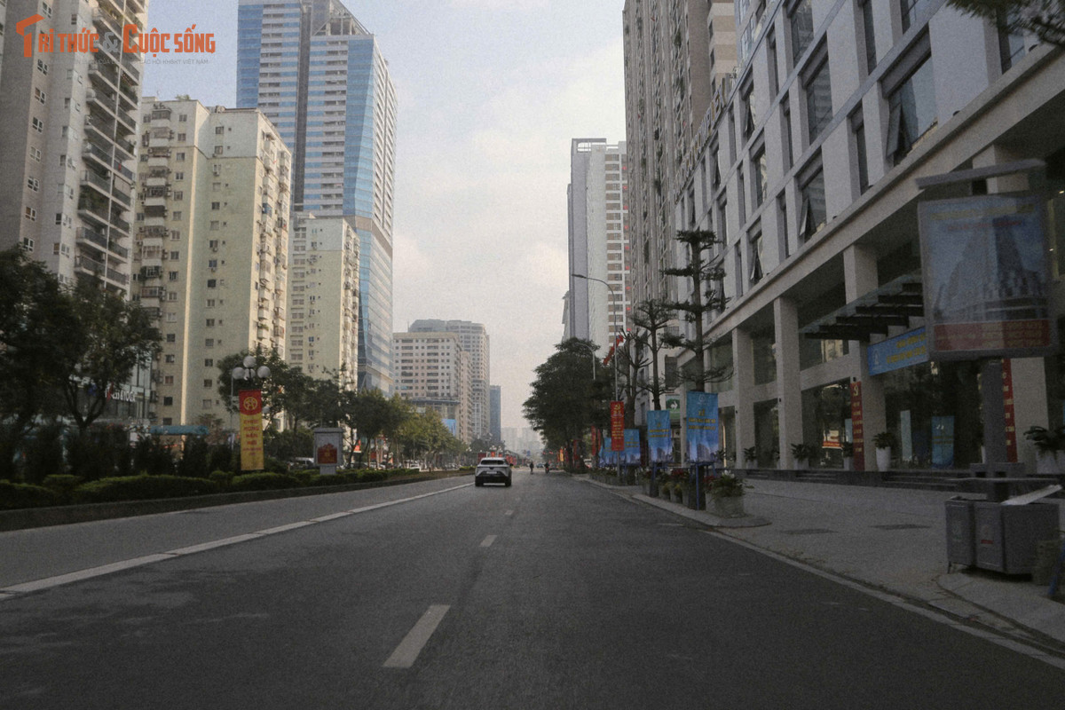 Ngay từ sáng sớm, nhiều tuyến phố trung tâm vốn đông đúc như Tràng Tiền, Hai Bà Trưng, Điện Biên Phủ… trở nên thoáng đãng. Không còn cảnh dòng xe nối dài hay tiếng còi xe dồn dập, thay vào đó là những con đường rộng mở, sạch sẽ, ánh nắng đầu xuân trải dài trên mặt phố.