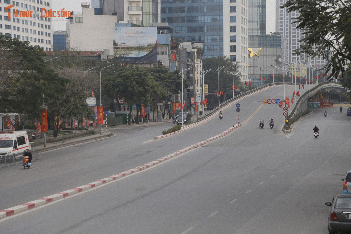 Thỉnh thoảng mới bắt gặp vài gia đình thong thả dạo bộ hoặc chở nhau trên xe máy với gương mặt rạng rỡ.