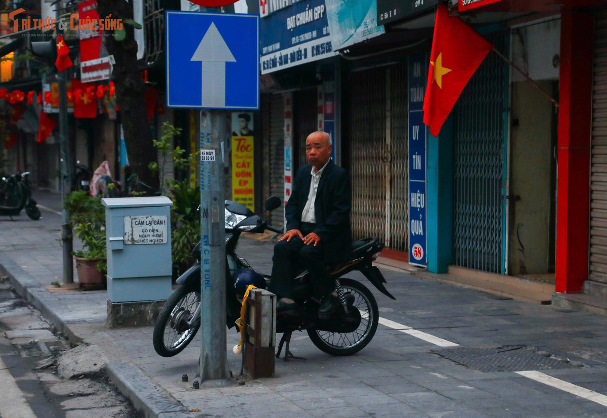 Sáng mùng 1 Tết Bính Ngọ 2026, Hà Nội thức dậy trong không khí thanh bình hiếm thấy. Không còn tiếng còi xe dồn dập, phố phường khoác lên mình vẻ tĩnh lặng, trong trẻo của ngày đầu năm. Người dân Thủ đô chọn cho mình những hoạt động nhẹ nhàng như chạy bộ, du xuân, chụp ảnh lưu niệm hay đi lễ chùa, mở ra một khởi đầu an yên cho năm mới.