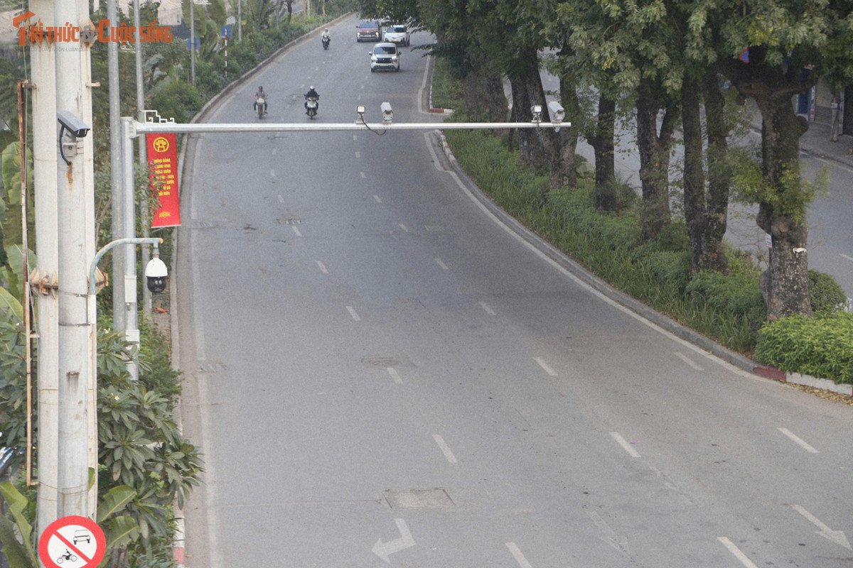 Sáng mùng 1 Tết Nguyên đán, Hà Nội khoác lên mình dáng vẻ khác lạ: đường phố thưa thớt người xe, không gian tĩnh lặng hiếm thấy giữa lòng đô thị hơn chục triệu dân. Sau thời khắc giao thừa rộn ràng, Thủ đô như chậm lại, lắng đọng trong nhịp điệu thanh bình của ngày đầu năm mới.