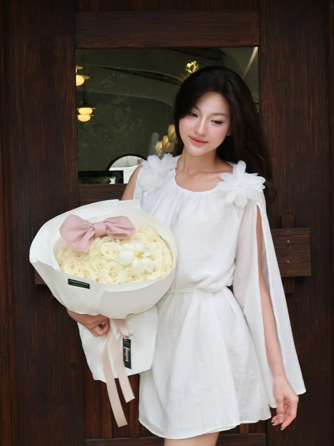 Cô gây chú ý với gu thời trang hiện đại, thiên về phong cách nữ tính, thanh lịch. Việc kết hợp trang phục cùng phụ kiện được lựa chọn kỹ lưỡng giúp hình ảnh của cô giữ được sự chỉn chu và đồng nhất.