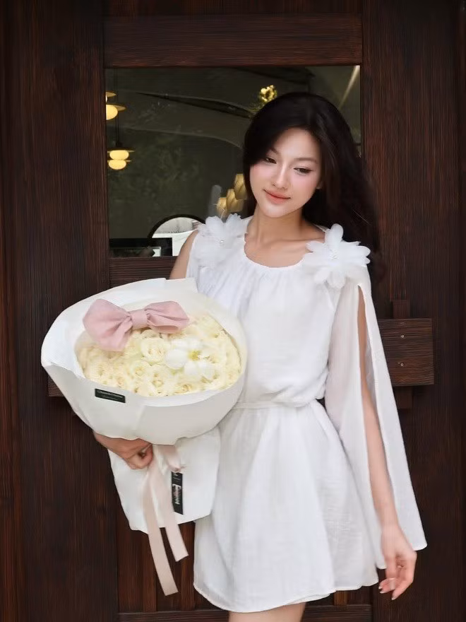 Cô gây chú ý với gu thời trang hiện đại, thiên về phong cách nữ tính, thanh lịch. Việc kết hợp trang phục cùng phụ kiện được lựa chọn kỹ lưỡng giúp hình ảnh của cô giữ được sự chỉn chu và đồng nhất.