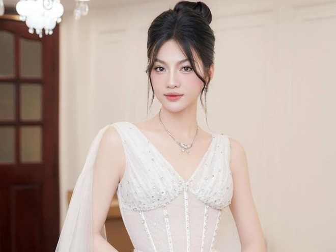 Nhờ ngoại hình cân đối và phong cách thời trang phù hợp, Phương Uyên thường xuyên được các nhãn hàng mời hợp tác làm người mẫu, quảng bá sản phẩm.