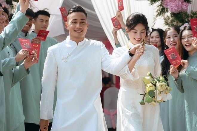 Ngày 26/1, cựu tiền đạo U23 Việt Nam Hồ Tuấn Tài tổ chức lễ ăn hỏi với bạn gái Phương Uyên sau hơn một năm yêu. Bộ ảnh ghi lại khoảnh khắc cả hai sánh đôi trong ngày vui được chia sẻ, nhận được nhiều quan tâm từ người hâm mộ. Ảnh: Royal Studio.