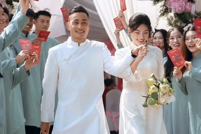 Ngày 26/1, cựu tiền đạo U23 Việt Nam Hồ Tuấn Tài tổ chức lễ ăn hỏi với bạn gái Phương Uyên sau hơn một năm yêu. Bộ ảnh ghi lại khoảnh khắc cả hai sánh đôi trong ngày vui được chia sẻ, nhận được nhiều quan tâm từ người hâm mộ. Ảnh: Royal Studio.