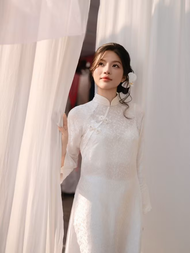 Trong ngày vui, Phương Uyên xuất hiện với vẻ ngoài nền nã trong tà áo dài trắng, chất liệu nhẹ, dáng ôm vừa phải, làm nổi bật vóc dáng thanh thoát.