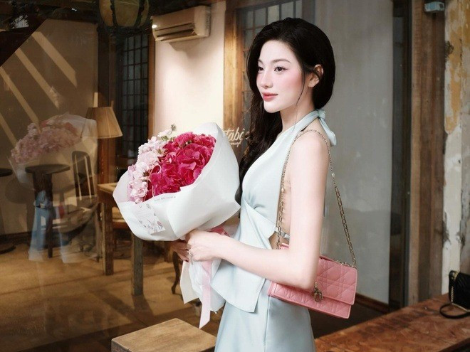 Phương Uyên hiện sinh sống và làm việc tại TP.HCM. Trên mạng xã hội, cô được biết đến là hot girl chia sẻ nhiều nội dung chủ yếu xoay quanh cuộc sống thường ngày, du lịch và ẩm thực, thu hút nhiều lượt tương tác. Ảnh: Phương Uyên/Facebook.