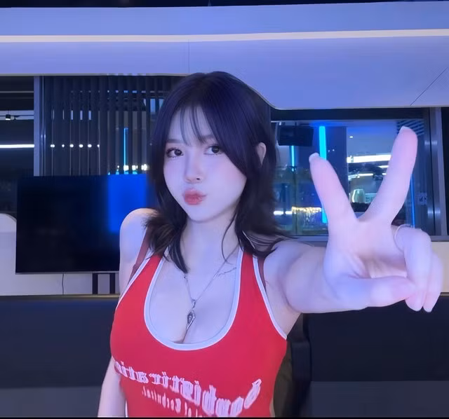 Ở Mai Anh luôn toát lên sự tự tin, phóng khoáng, không gò bó theo bất kỳ hình mẫu nào. Điều này giúp cô bạn tạo dựng được một hình ảnh riêng biệt, không bị trộn lẫn giữa vô vàn những hot girl trên mạng xã hội.