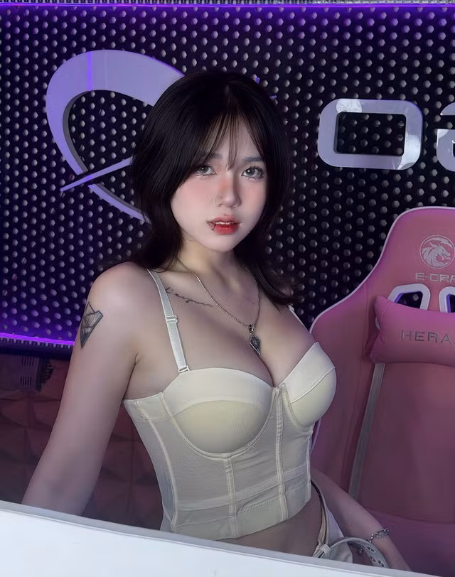 Mới đây, Mai Anh lại tiếp tục "trổ tài" "lên đồ", khoe trọn những đường cong nóng bỏng khiến fan hâm mộ không khỏi trầm trồ, ngắm mãi không chán.