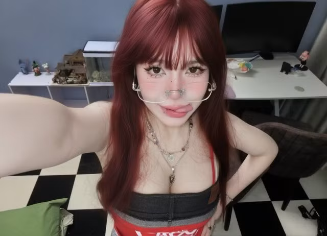 Nàng "hot girl phòng net" tự tin diện những bộ trang phục cắt xẻ tinh tế, ôm sát cơ thể, khéo léo "flex" vòng eo thon gọn, bờ vai gợi cảm và tâm hồn nảy nở.