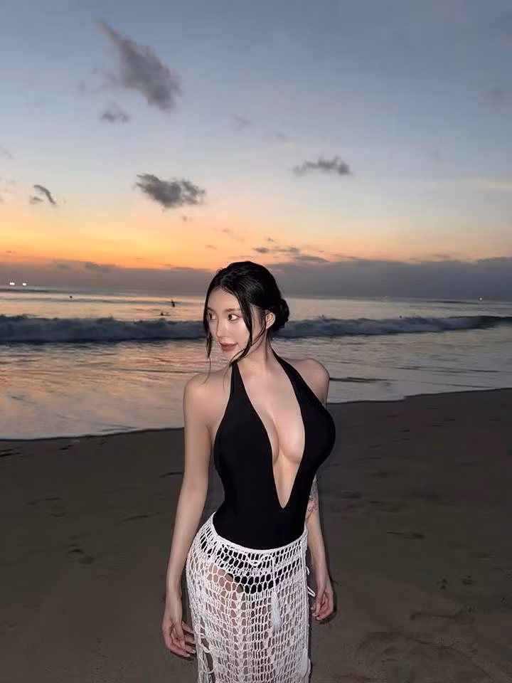 Dù mang vẻ đẹp "nhân tạo", nhưng không thể phủ nhận Xiang Er sở hữu một thần thái vô cùng cuốn hút, lúc thì ngây thơ trong trẻo, lúc lại sắc lạnh, quyền lực.