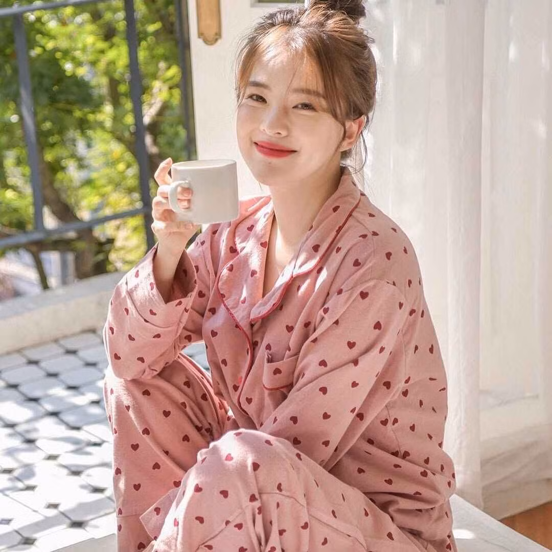 Năm 2018, Haneul Lee là 1 trong những ulzzang làm chấn động làng thời trang Hàn Quốc khi xuất hiện với loạt ảnh nội y vừa ngây thơ, vừa quyến rũ. Cô nhanh chóng thu hút gần 1 triệu người theo dõi trên mạng xã hội, được ví như "thiên thần nội y xứ Hàn".