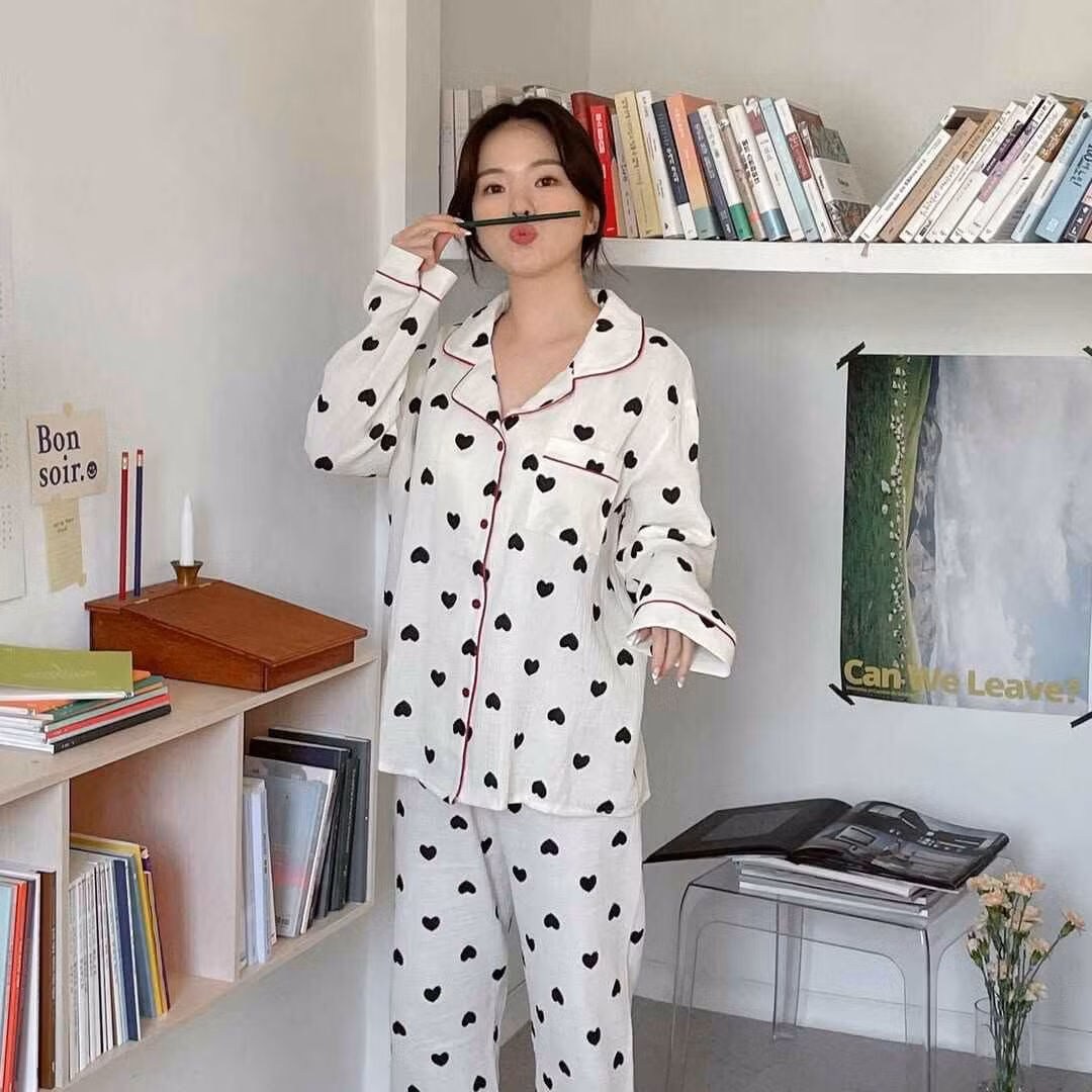 Haneul Lee đã nhanh chóng trở thành biểu tượng cho vẻ đẹp trẻ trung và quyến rũ. Những bộ ảnh nội y của cô không chỉ đơn thuần là hình ảnh quảng bá sản phẩm mà còn là sự thể hiện phong cách sống tự tin, hiện đại.