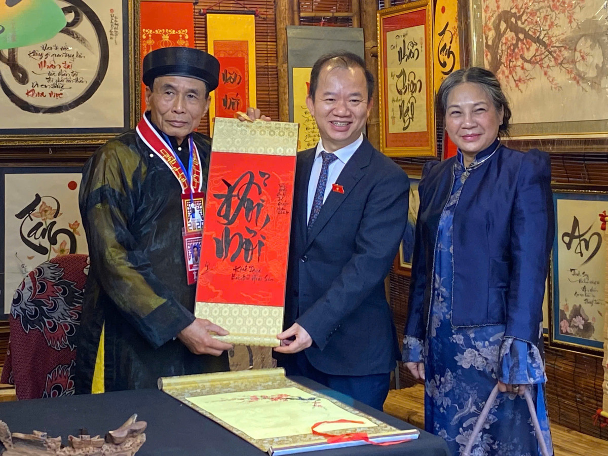 Không chỉ dừng lại ở việc tái hiện phong tục xin chữ đầu năm, Hội chữ Xuân Bính Ngọ 2026 còn hướng tới mục tiêu lan tỏa giá trị di sản, khơi dậy niềm tự hào văn hóa và tinh thần hiếu học trong cộng đồng. Việc kết hợp hài hòa giữa yếu tố truyền thống và cách tổ chức hiện đại giúp sự kiện tiếp cận gần hơn với giới trẻ, đồng thời vẫn giữ được chiều sâu văn hóa vốn có.