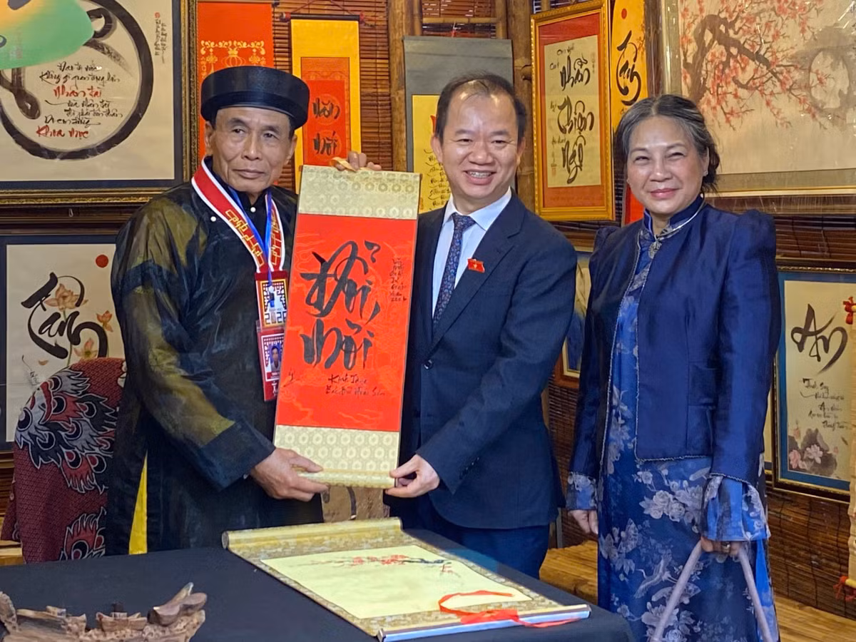 Không chỉ dừng lại ở việc tái hiện phong tục xin chữ đầu năm, Hội chữ Xuân Bính Ngọ 2026 còn hướng tới mục tiêu lan tỏa giá trị di sản, khơi dậy niềm tự hào văn hóa và tinh thần hiếu học trong cộng đồng. Việc kết hợp hài hòa giữa yếu tố truyền thống và cách tổ chức hiện đại giúp sự kiện tiếp cận gần hơn với giới trẻ, đồng thời vẫn giữ được chiều sâu văn hóa vốn có.