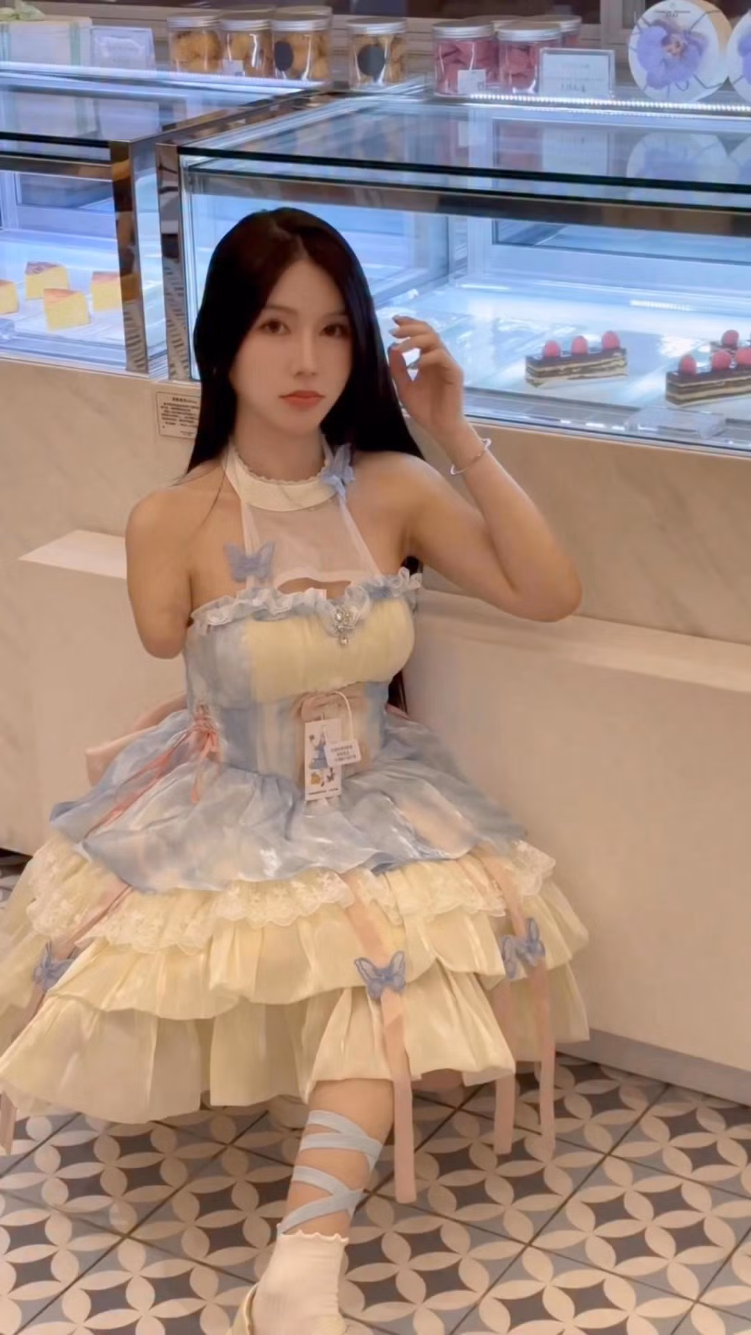 Thay vì xây dựng hình ảnh theo hướng bi lụy hay khai thác yếu tố thương cảm, LiMei lựa chọn xuất hiện trên mạng xã hội một cách khá bình thản, tự nhiên, coi khiếm khuyết cơ thể như một phần cuộc sống thường ngày.