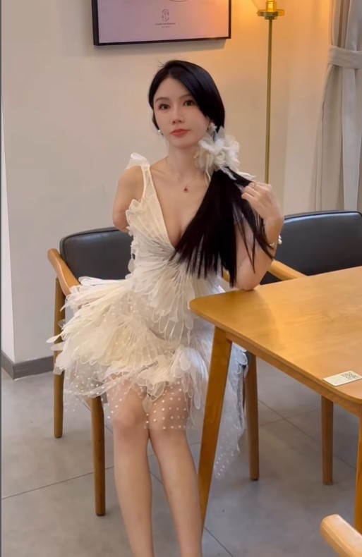 Thay vì tập trung vào khiếm khuyết, LiMei chọn cách sống bình thường, sinh hoạt, làm việc, livestream, chụp ảnh và xây dựng hình ảnh cá nhân giống như nhiều người khác trên mạng xã hội.