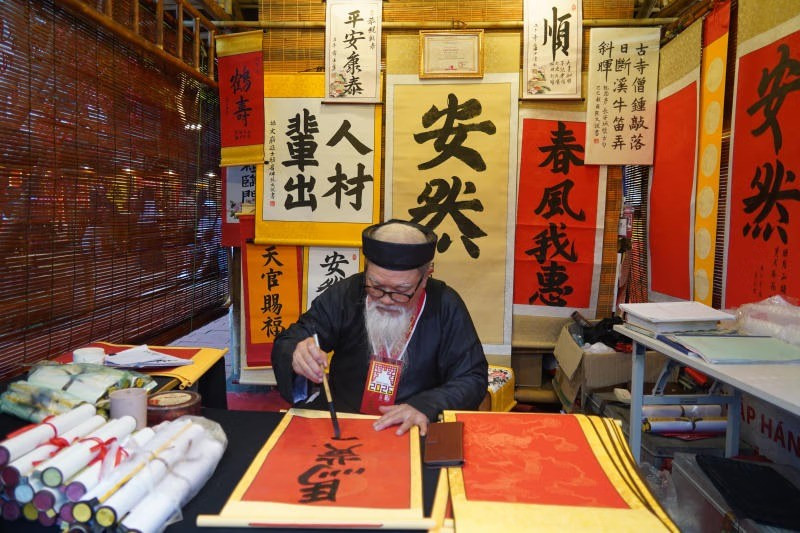 Trong đó, hoạt động xin chữ đầu năm tiếp tục là điểm nhấn xuyên suốt, thu hút sự quan tâm đặc biệt của công chúng. Năm nay, Hội chữ Xuân quy tụ 35 gian lều thư pháp, với sự tham gia của các nhà thư pháp được tuyển chọn thông qua quy trình khảo tuyển khách quan, minh bạch.