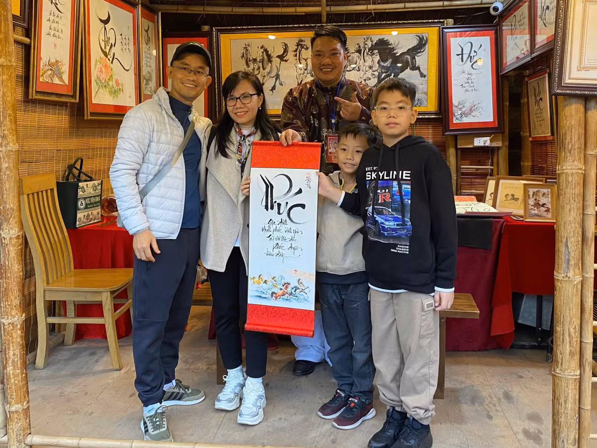 Bên cạnh xin chữ, chuỗi hoạt động văn hóa – nghệ thuật phong phú cũng góp phần làm nên sức sống cho Hội chữ Xuân năm nay. Các không gian trải nghiệm di sản, văn hóa đọc, trưng bày làng nghề truyền thống được thiết kế mở, giúp người tham quan dễ dàng tiếp cận và tương tác. Những giá trị văn hóa dân gian được tái hiện sinh động thông qua các trò chơi truyền thống, cờ dân gian, múa lân, mang lại không khí Xuân rộn ràng, gần gũi.