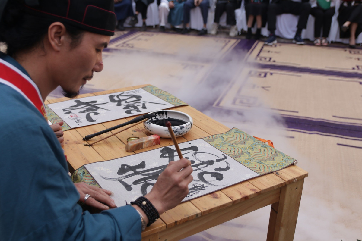 Không gian được quy hoạch thành nhiều khu chức năng rõ ràng, hài hòa, gồm khu triển lãm tranh, không gian trải nghiệm di sản, khu làng nghề truyền thống, khu xin chữ đầu năm và khu giới thiệu văn hóa ẩm thực.