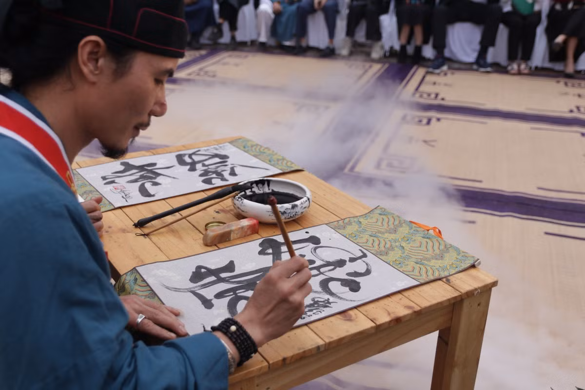 Không gian được quy hoạch thành nhiều khu chức năng rõ ràng, hài hòa, gồm khu triển lãm tranh, không gian trải nghiệm di sản, khu làng nghề truyền thống, khu xin chữ đầu năm và khu giới thiệu văn hóa ẩm thực.