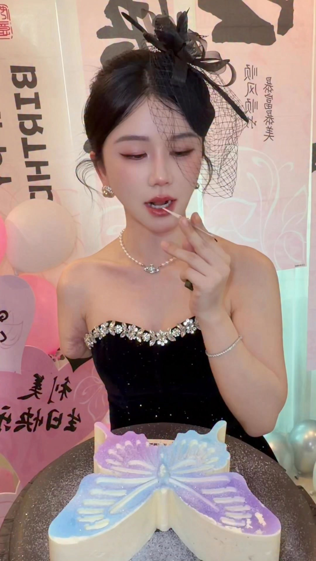 Theo những gì được chia sẻ trên trang cá nhân, LiMei gặp tai nạn do máy móc khi còn nhỏ, dẫn đến việc mất đi cánh tay phải. Đây là biến cố lớn đối với bất kỳ ai, đặc biệt là ở độ tuổi còn rất trẻ.