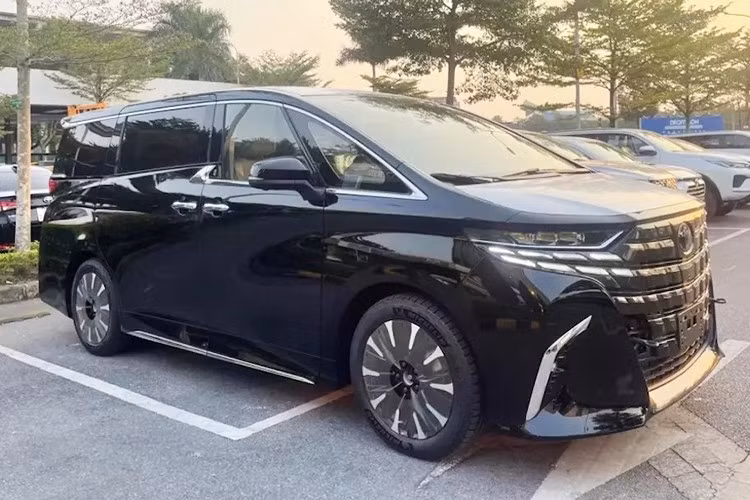 Toyota Alphard: 31 xe ﻿ Alphard là mẫu xe Toyota tiếp theo xuất hiện trong top 10 này, sau Corolla Altis. Xe bán ra 31 chiếc, tăng 6,8%. Việc Toyota Alphard lọt top 10 ô tô bán kém nhất thị trường Việt Nam không có gì lạ. Với giá bán từ 4,37 - 4,475 tỷ đồng, mẫu MPV được mệnh danh "chuyên cơ mặt đất" này vốn không dành cho số đông.