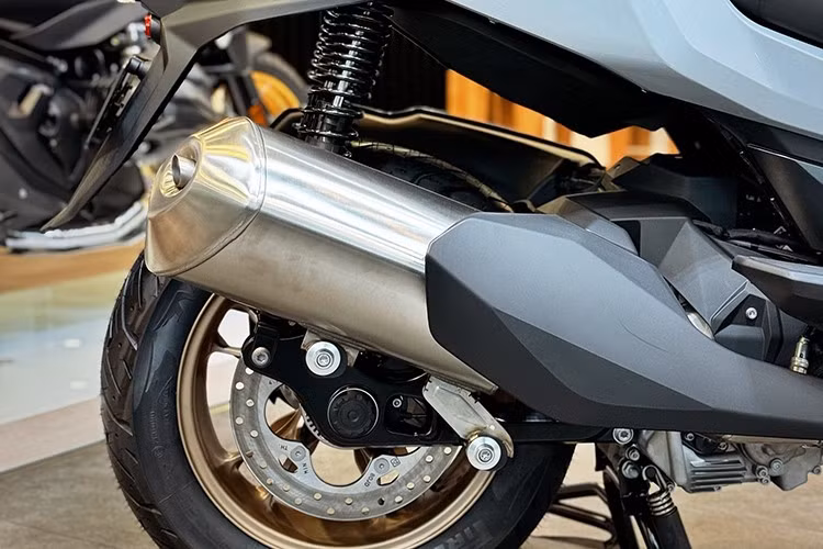 Dù không phải mẫu xe mới, BMW C400 GT vẫn luôn tạo sức hút riêng trong phân khúc maxi-scooter nhờ công nghệ an toàn cao cấp, khả năng vận hành mạnh mẽ và sự tiện nghi vượt trội. Đây là lựa chọn dành cho những người tìm kiếm trải nghiệm lái sang trọng, khác biệt và có phần “kén khách” - đúng chất BMW Motorrad.