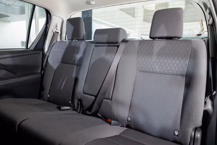 Xe có tùy chọn dẫn động cầu sau hoặc hệ dẫn động 4 bánh bán thời gian kèm khóa vi sai sau. Lần đầu tiên, hệ thống kiểm soát địa hình Multi-Terrain Select được trang bị, hỗ trợ 5 chế độ: Dirt, Sand, Mud, Rock và Deep Snow.