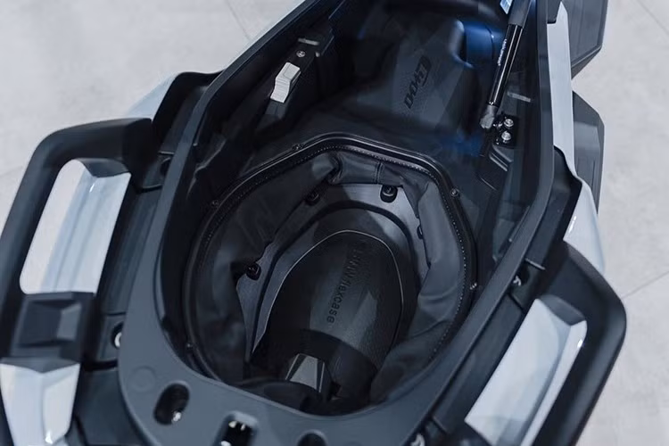 Mức tiêu thụ nhiên liệu chiếc xe tay ga phân khối lớn C400 GT nhà BMW gây sự chú ý với người chơi khi "uống" chỉ khoảng 3,5L/100km, kết hợp bình xăng chính 12,8 lít và bình phụ 3 lít cho phạm vi sử dụng hơn 450 km, phù hợp cả đi phố lẫn chạy đường dài.