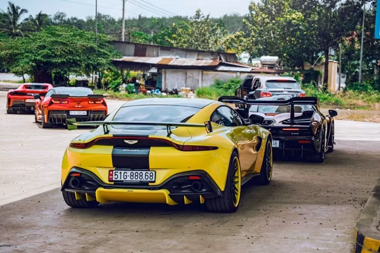 Vợ chồng Hoàng Kim Khánh - Mailisa đến với thú chơi siêu xe vào năm 2017, thời điểm mua chiếc Lamborghini Aventador S. Nối tiếp sau đó là các mẫu siêu xe, xe thể thao, xe siêu sang như Aston Martin V8 Vantage, Bentley Mulsanne EWB hay Bentley Bentayga V8.