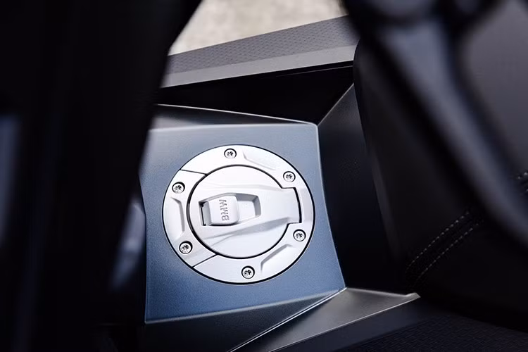 Ngoài ABS Pro, xe còn có kiểm soát lực kéo DTC, hỗ trợ phanh khẩn cấp DBC và MSR giúp kiểm soát mô-men phanh động cơ, tất cả tạo nên độ an toàn và sự ổn định vượt trội trong nhiều tình huống vận hành.