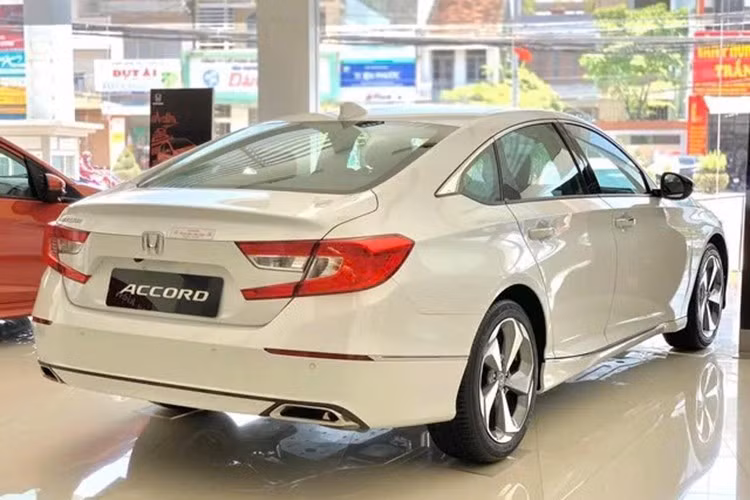 Honda Accord: 5 xe ﻿Tháng 10/2025 chứng kiến sự trở lại của Honda Accord ở vị trí số 1 trong top 10 ô tô bán kém nhất Việt Nam. Doanh số của mẫu sedan hạng D này đạt 5 chiếc, không tăng, không giảm so với tháng liền trước. Việc Honda Accord có mặt trong top 10 này đã không còn gây bất ngờ. Sở dĩ mẫu xe này bị người Việt lạnh nhạt vì giá cao, khởi điểm từ 1,319 tỷ đồng, chỉ có 1 phiên bản, cộng với thiết kế và trang bị đã lâu không được nâng cấp.