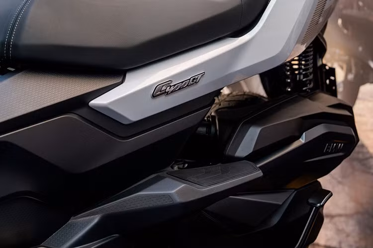 Ở mảng tiện nghi, BMW tiếp tục thể hiện sự “chiều người dùng” của một mẫu xe cao cấp. Xe có kính chắn gió điều chỉnh độ cao, khoang chứa đồ Flexcase mở rộng được và sử dụng ty thủy lực để giữ nắp yên, yên hai tầng tích hợp tựa lưng giúp tăng thoải mái cho người lái.