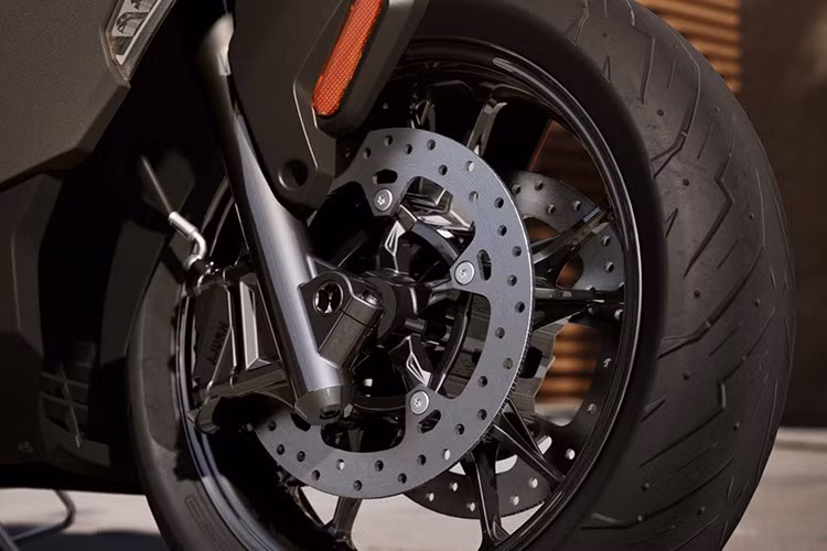 Màn hình TFT màu kích thước lớn hỗ trợ kết nối điện thoại, hiển thị điều hướng và nghe gọi qua Bluetooth, điều khiển thông qua cụm Multi-Controller bên tay trái. Xe cũng có hộc chứa đồ phía trước kèm cổng USB để sạc thiết bị.