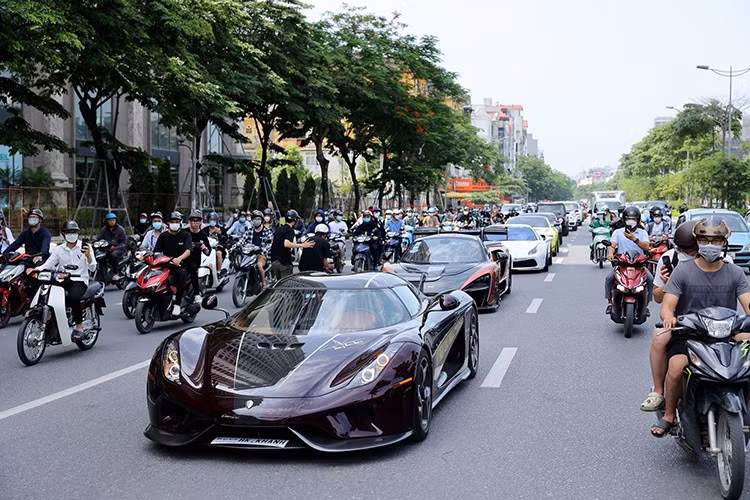 Vợ chồng Hoàng Kim Khánh - Mailisa có một nguyên tắc chơi xe, đó là chỉ chơi hàng độc và hàng đẹp, nếu ở Việt Nam có một chiếc rồi thì dứt khoát không mua chiếc thứ hai. Bà Mailisa gọi chiếc Koenigsegg Regera là "đỉnh của đỉnh", "mua chiếc xe đó rồi không còn biết mua thêm chiếc nào nữa, sau này mua thì xe nào mới ra cao cấp hơn thì mới mua, không thì thôi".