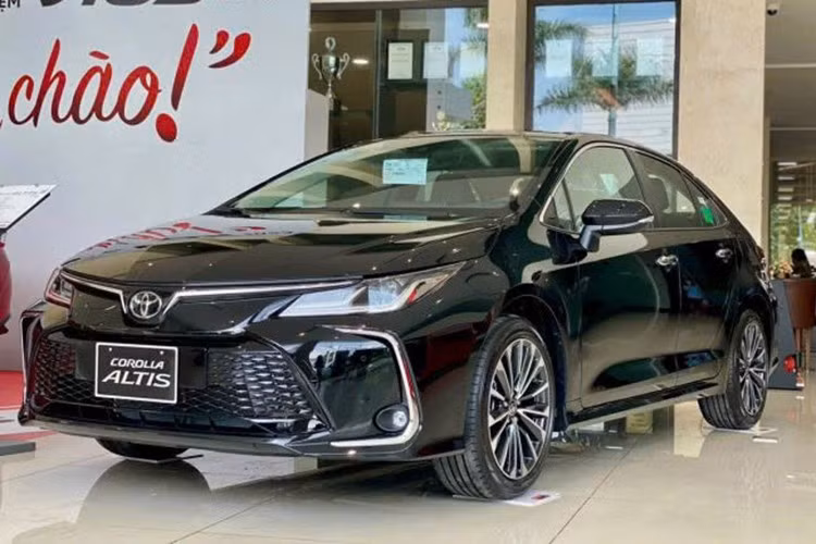 Toyota Corolla Altis: 29 xe ﻿Vị trí thứ 6 trong top 10 ôtô bán kém nhất Việt Nam trong tháng 10/2025 thuộc về Toyota Corolla Altis. Mẫu sedan hạng C này bán ra 29 chiếc, tăng trưởng đến 70,5%. Tuy tỷ lệ tăng trưởng cao nhưng doanh số thực tế lại quá thấp khiến mẫu xe nhà Toyota một lần nữa "trú ngụ" trong top 10 này.