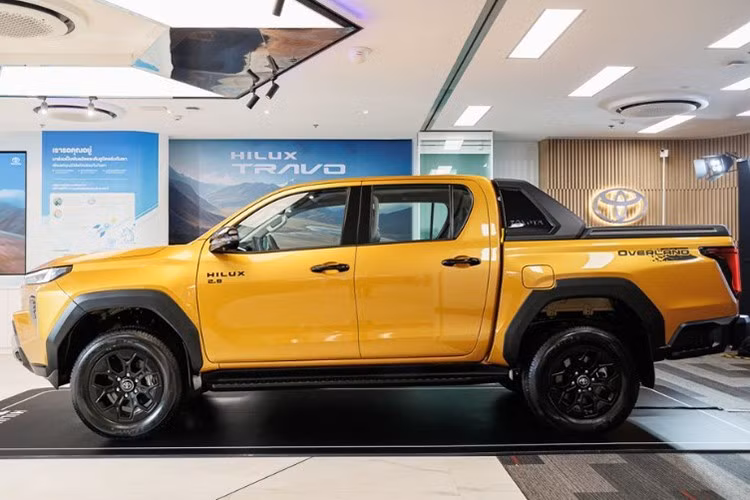 Toyota Hilux 2026 sở hữu thiết kế mạnh mẽ và hiện đại hơn với phong cách "Cyber Sumo". Lưới tản nhiệt cỡ lớn cùng cụm đèn LED sắc sảo tạo diện mạo bề thế ở phía trước, trong khi đuôi xe được tinh chỉnh với đèn hậu LED đồ họa mới, cản sau thiết kế lại và tay nắm thùng hàng mới.