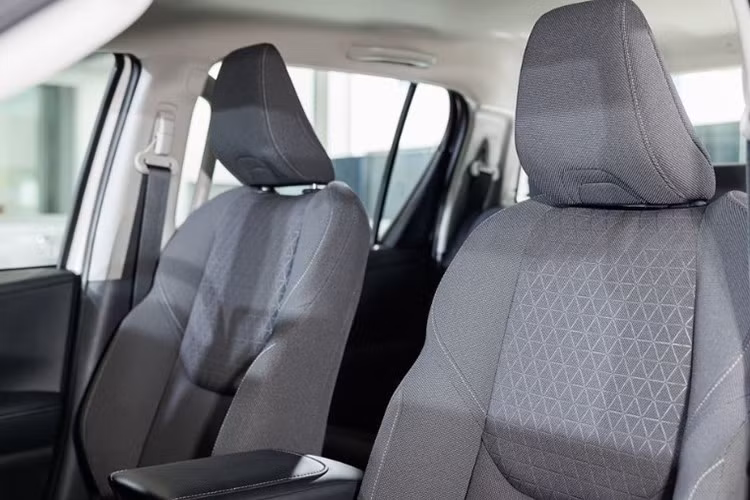 Hilux thế hệ mới duy trì khối động cơ 2.8L diesel tăng áp mã 1GD-FTV, cho công suất tối đa 204 mã lực và mô-men xoắn 500 Nm (hộp số tự động 6 cấp). Phiên bản hộp số sàn giới hạn mô-men xoắn ở mức 420 Nm.