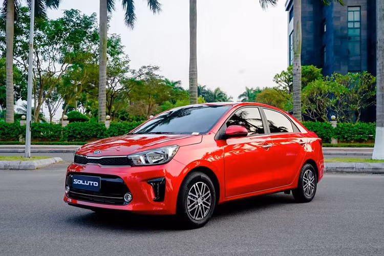 Kia Soluto: 22 xe ﻿Kia Soluto một lần nữa bị xướng tên trong top 10 ô tô bán kém nhất thị trường Việt. Doanh số trong tháng vừa qua của mẫu sedan hạng B này chỉ đạt 22 chiếc, tăng trưởng 22,2%. Trái ngược với những đối thủ cùng phân khúc như Honda City hay Toyota Vios, Kia Soluto lại không mấy hút khách ở thị trường Việt Nam vì thiết kế và trang bị kém hấp dẫn.