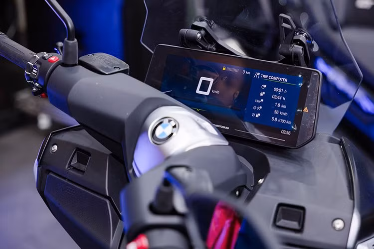 Đặc biệt, BMW trang bị thêm ABS Pro với Cornering ABS - công nghệ thường thấy trên mô-tô phân khối lớn, cho phép phanh an toàn ngay cả khi xe đang nghiêng vào cua. Hệ thống này phân bổ lực phanh theo góc nghiêng, giảm nguy cơ trượt bánh và hạn chế hiện tượng xe bị dựng đứng khi phanh.