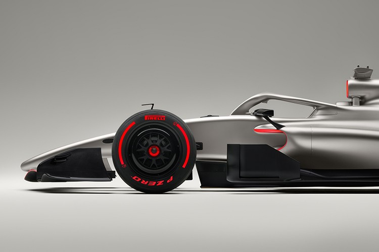 Bộ nhận diện thương hiệu trên R26 dựa trên triết lý thiết kế mới của Audi với bốn nguyên tắc: rõ ràng, kỹ thuật, thông minh và cảm xúc. Bảng màu bao gồm titan, đen carbon và sắc đỏ Audi mới, cùng logo bốn vòng tròn màu đỏ để nhấn mạnh sự hiện diện của mẫu xe tại F1.