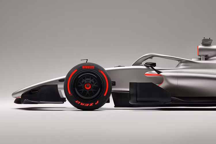 Bộ nhận diện thương hiệu trên R26 dựa trên triết lý thiết kế mới của Audi với bốn nguyên tắc: rõ ràng, kỹ thuật, thông minh và cảm xúc. Bảng màu bao gồm titan, đen carbon và sắc đỏ Audi mới, cùng logo bốn vòng tròn màu đỏ để nhấn mạnh sự hiện diện của mẫu xe tại F1.