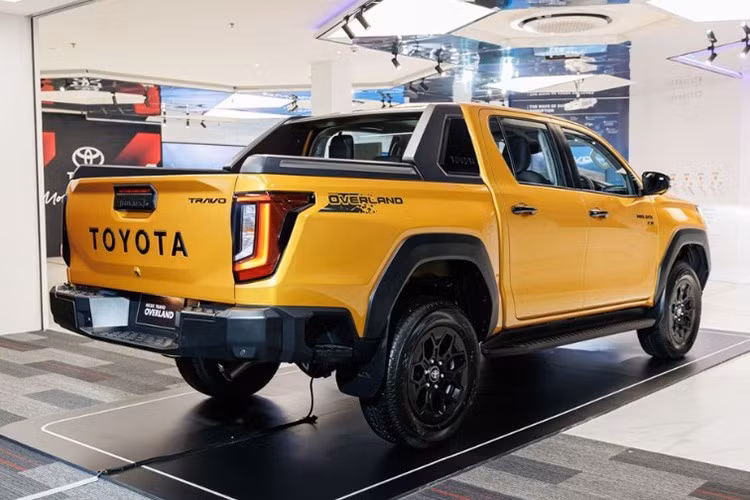 Ngoài ra, xe còn có thêm bậc lên xuống phía sau, cải thiện khả năng tiếp cận thùng xe, cùng tính năng hỗ trợ đóng/mở cửa thùng bằng điện ở các bản cao cấp. Mâm xe 18 inch xuất hiện trên các bản 4TREX và Prerunner Overland, trong khi các biến thể thấp hơn sử dụng mâm 17 inch.